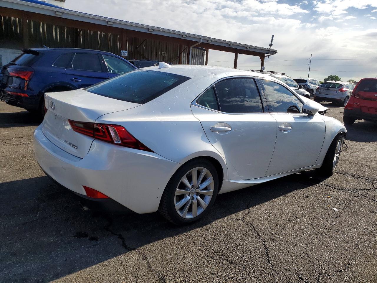 LEXUS IS 2016 — 4