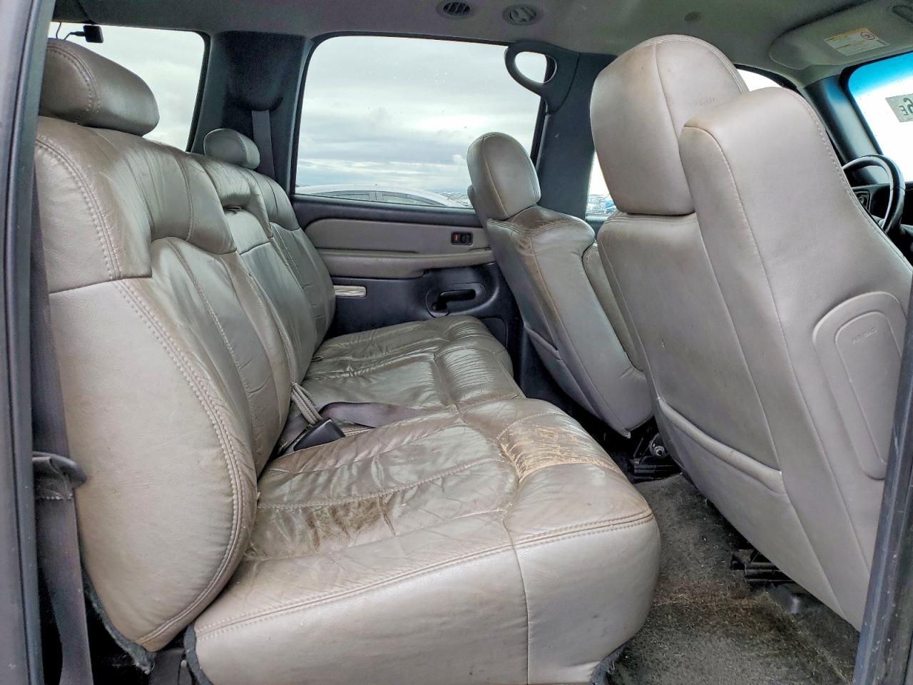 CHEVROLET SUBURBAN 2001 — 11