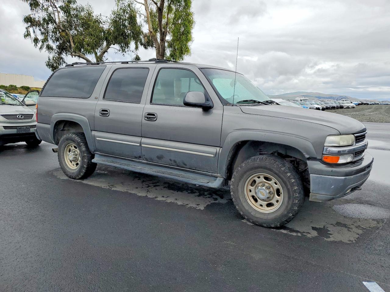 CHEVROLET SUBURBAN 2001 — 5