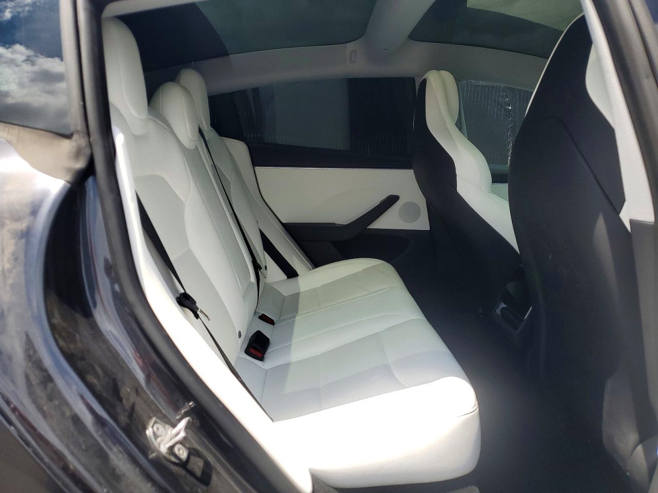 TESLA MODEL 3 2024 — 11