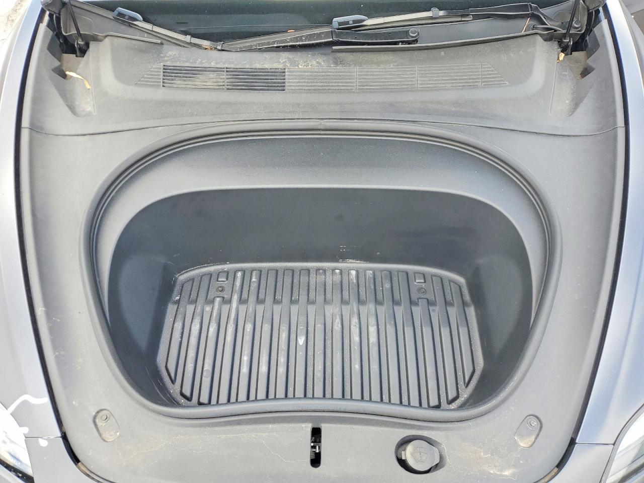 TESLA MODEL 3 2024 — 12