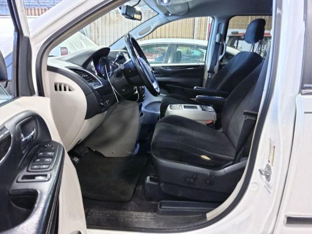 CHRYSLER TOWN & COUNTRY 2012 — 6