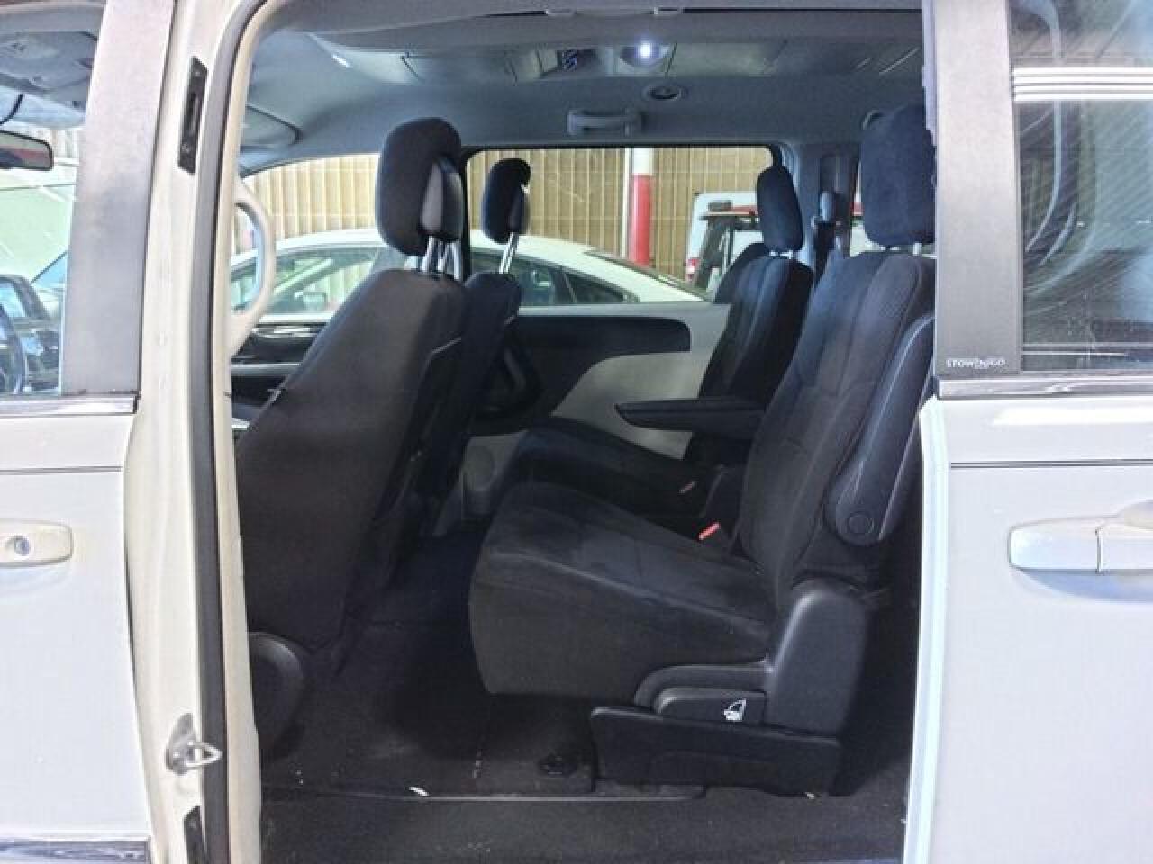 CHRYSLER TOWN & COUNTRY 2012 — 4