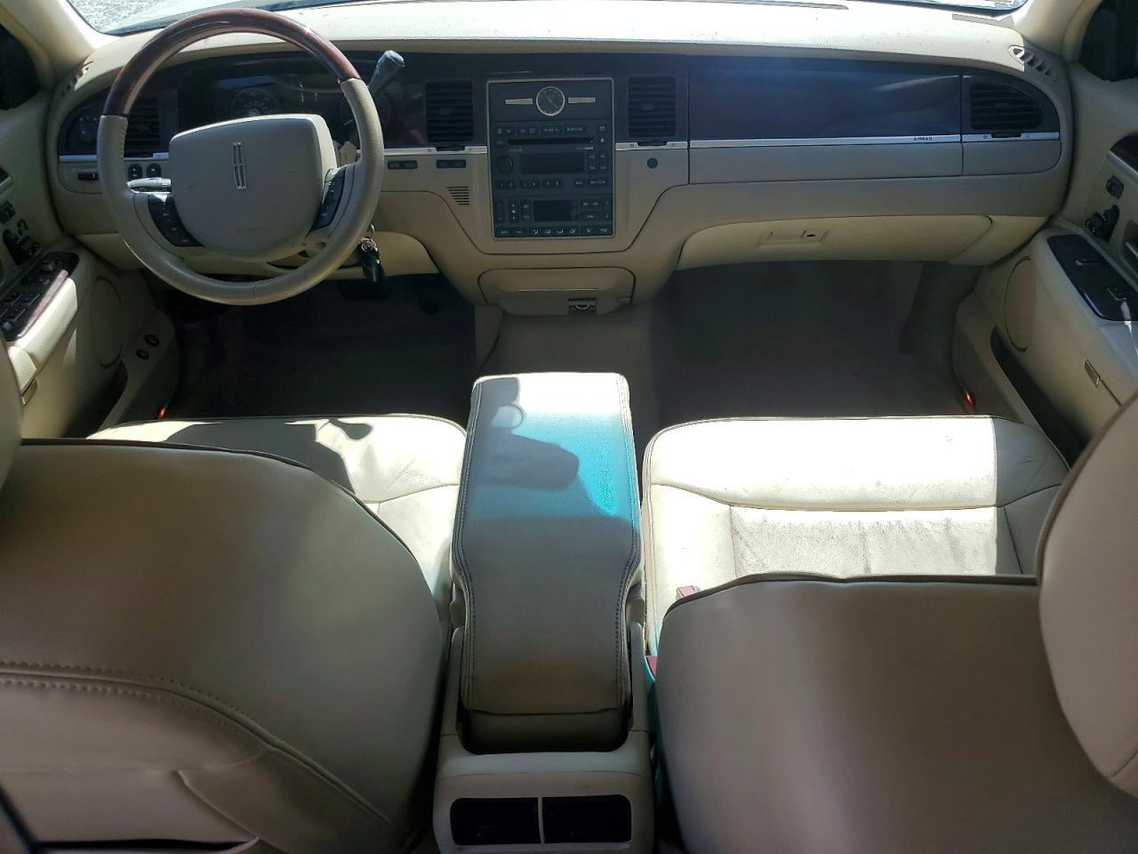 LINCOLN TOWN CAR 2006 — 9