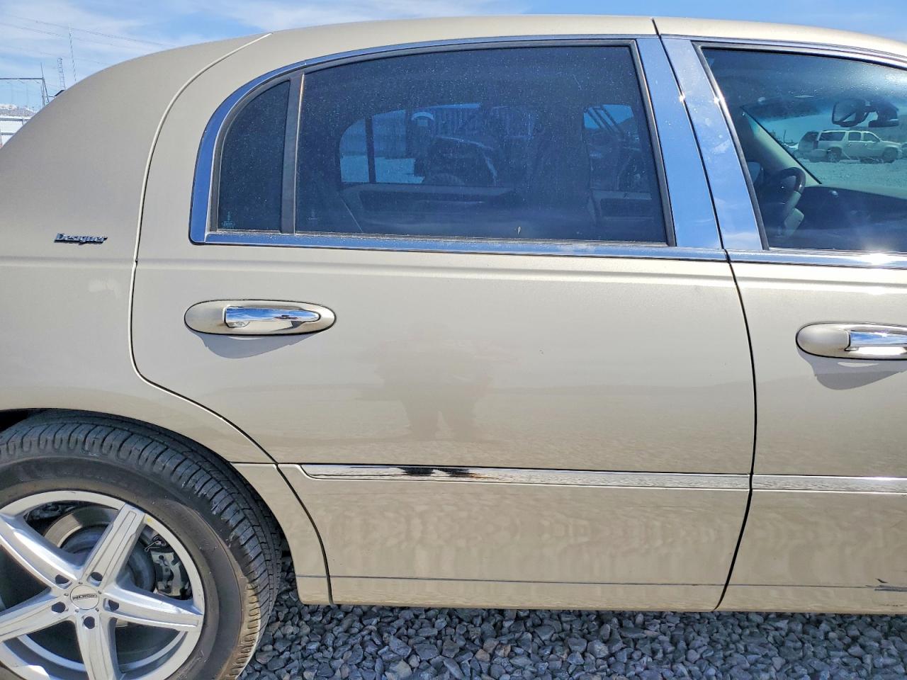 LINCOLN TOWN CAR 2006 — 11
