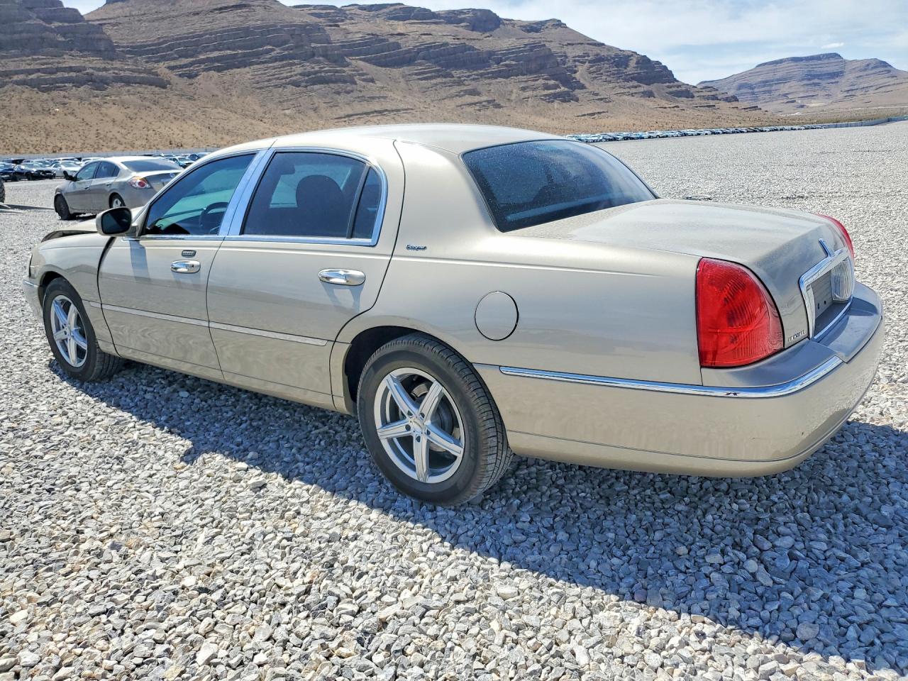 LINCOLN TOWN CAR 2006 — 3