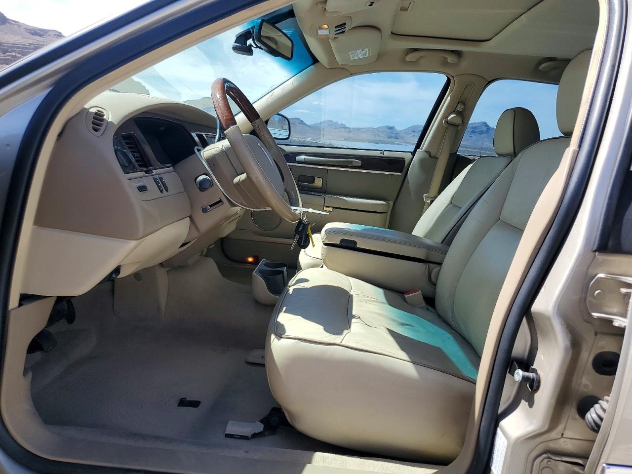 LINCOLN TOWN CAR 2006 — 8