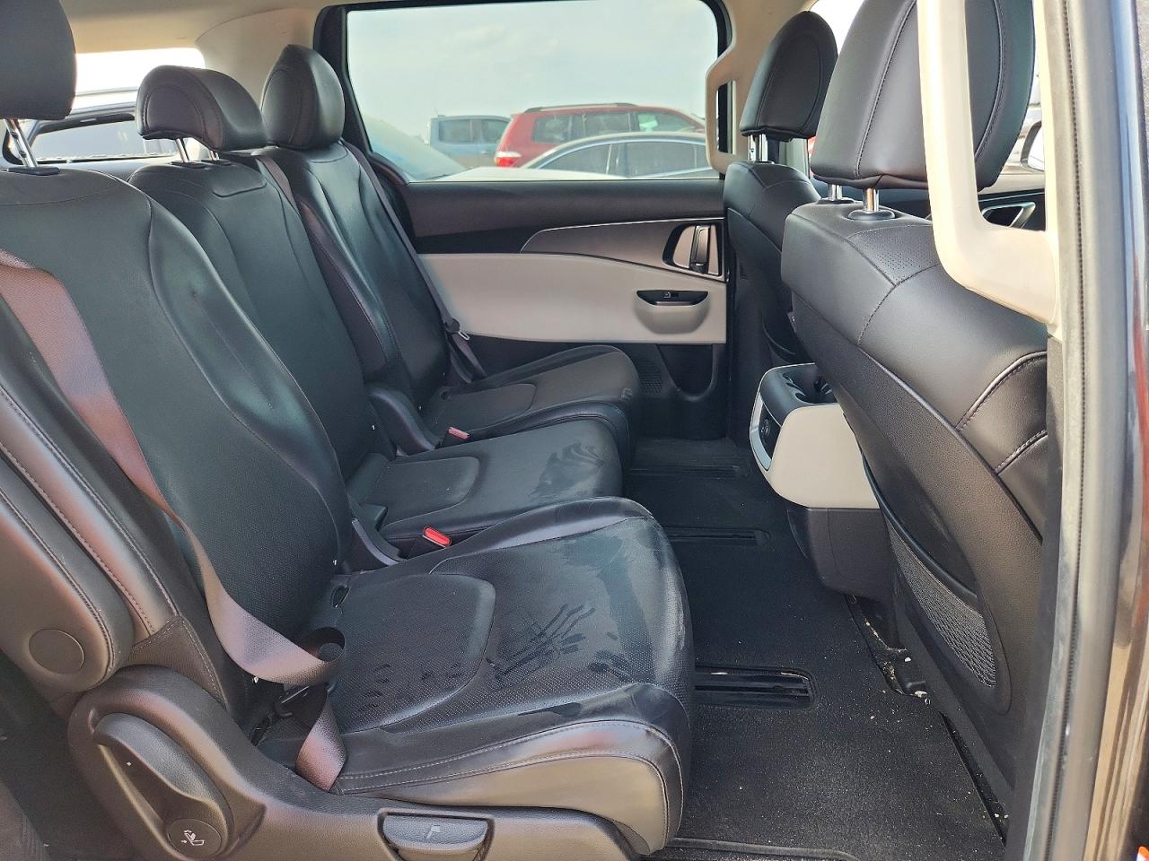 KIA CARNIVAL 2023 — 12