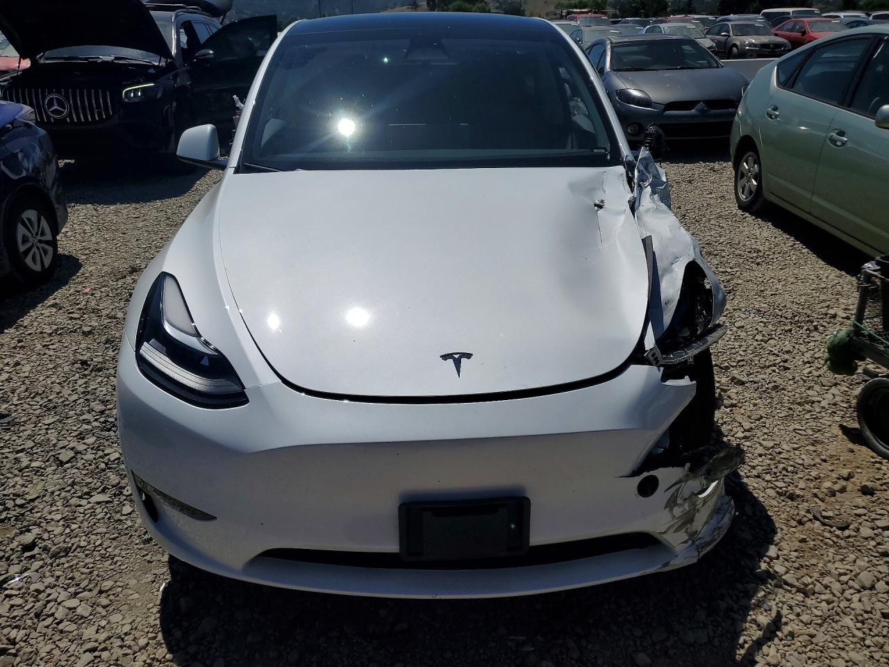 TESLA MODEL Y 2023 — 6