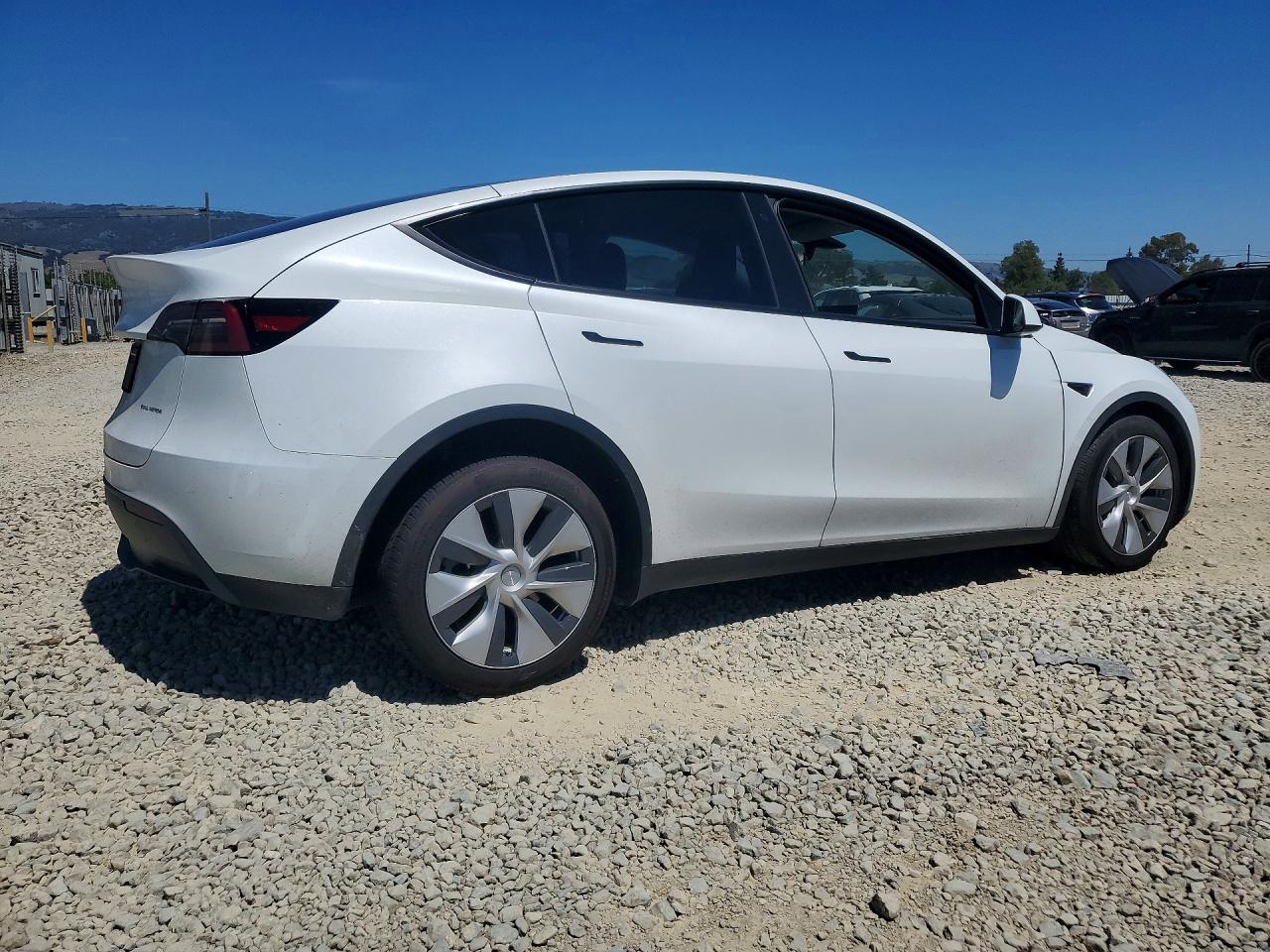 TESLA MODEL Y 2023 — 4