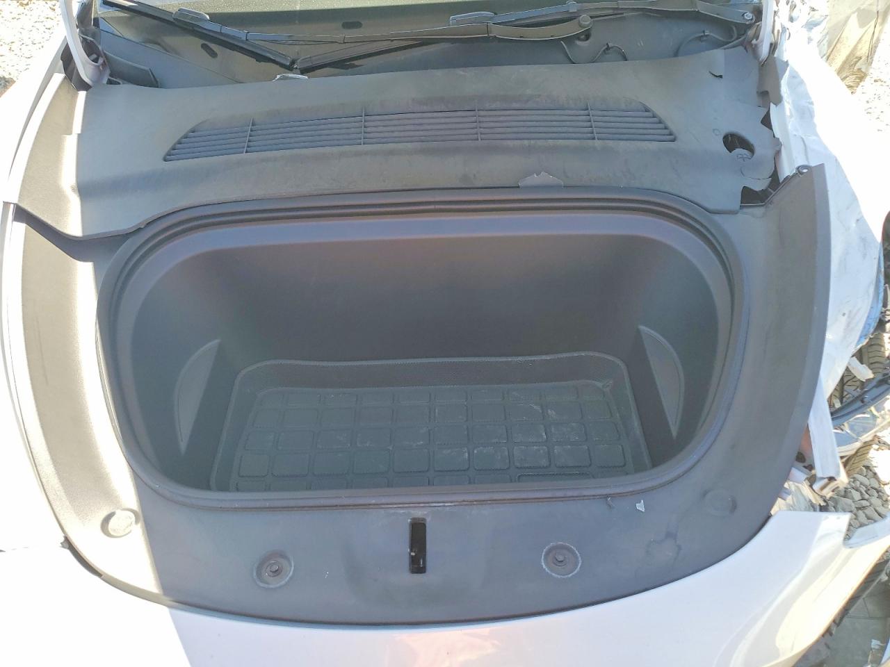 TESLA MODEL Y 2023 — 12