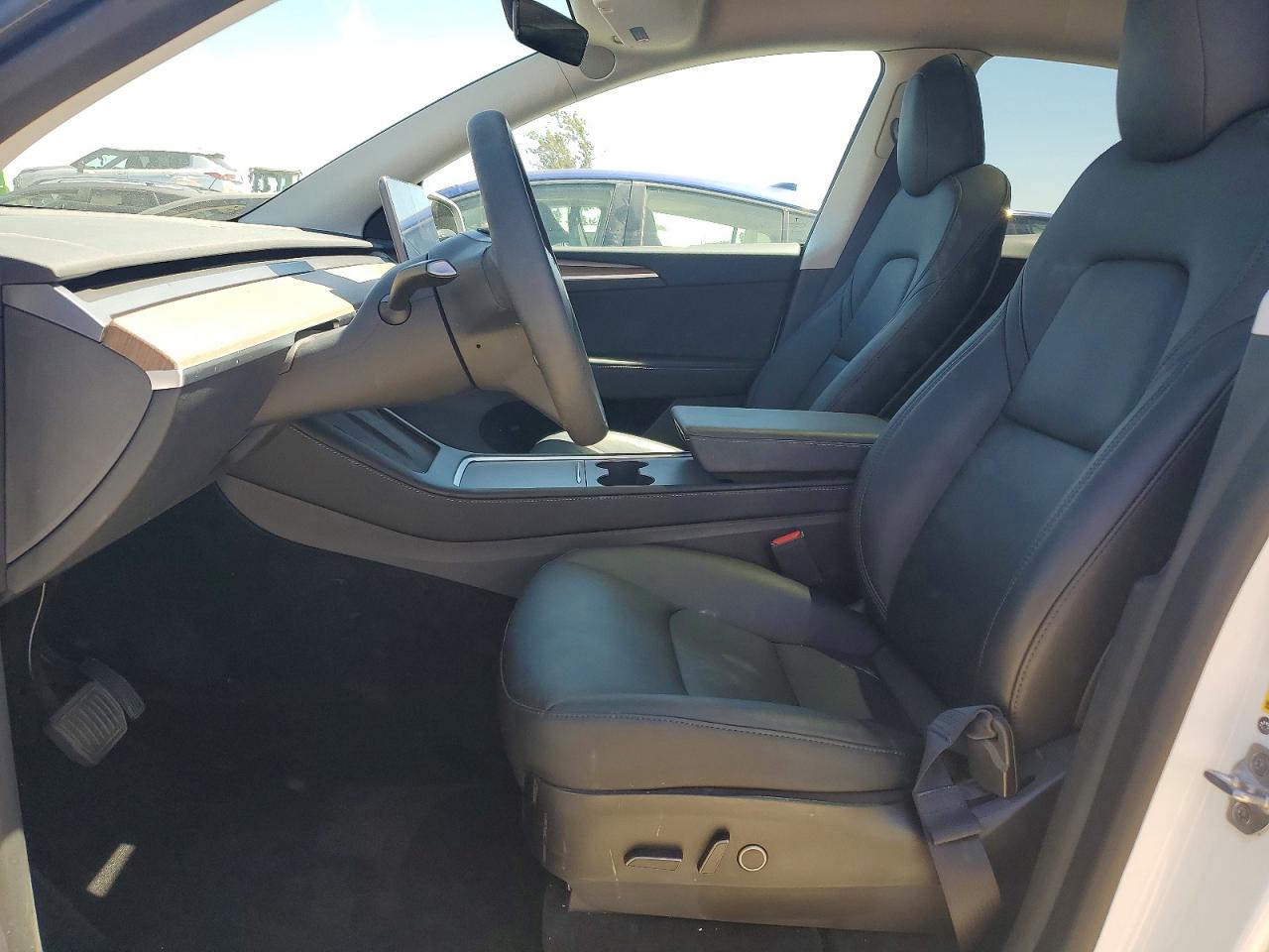 TESLA MODEL Y 2023 — 8