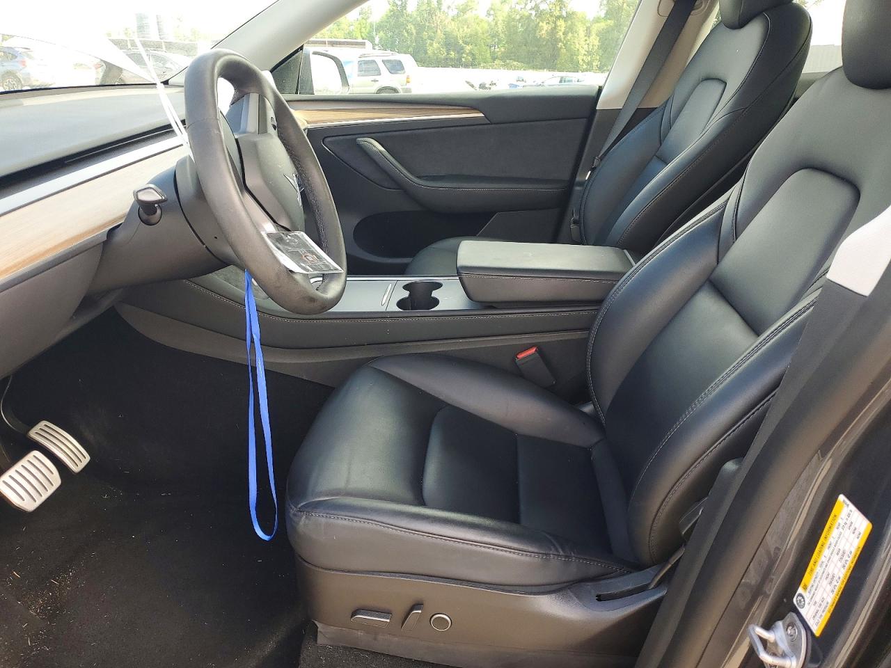TESLA MODEL Y 2022 — 7