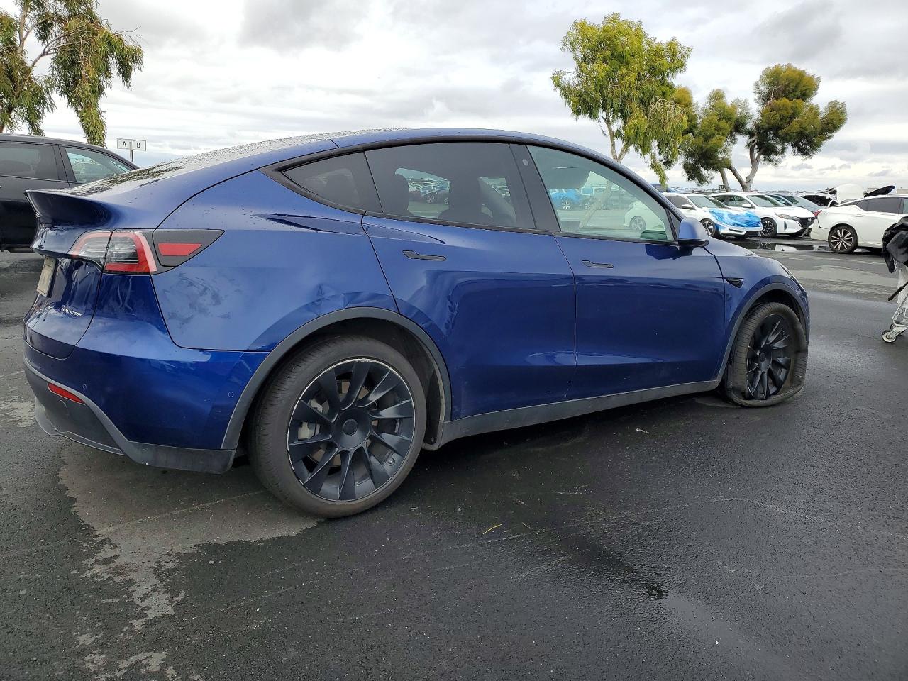 TESLA MODEL Y 2021 — 3