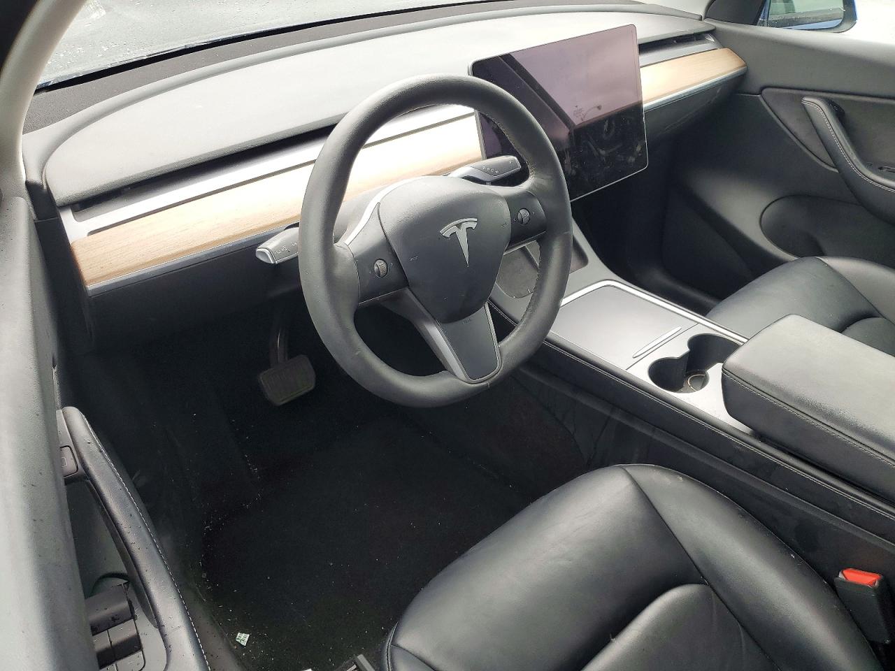 TESLA MODEL Y 2021 — 8