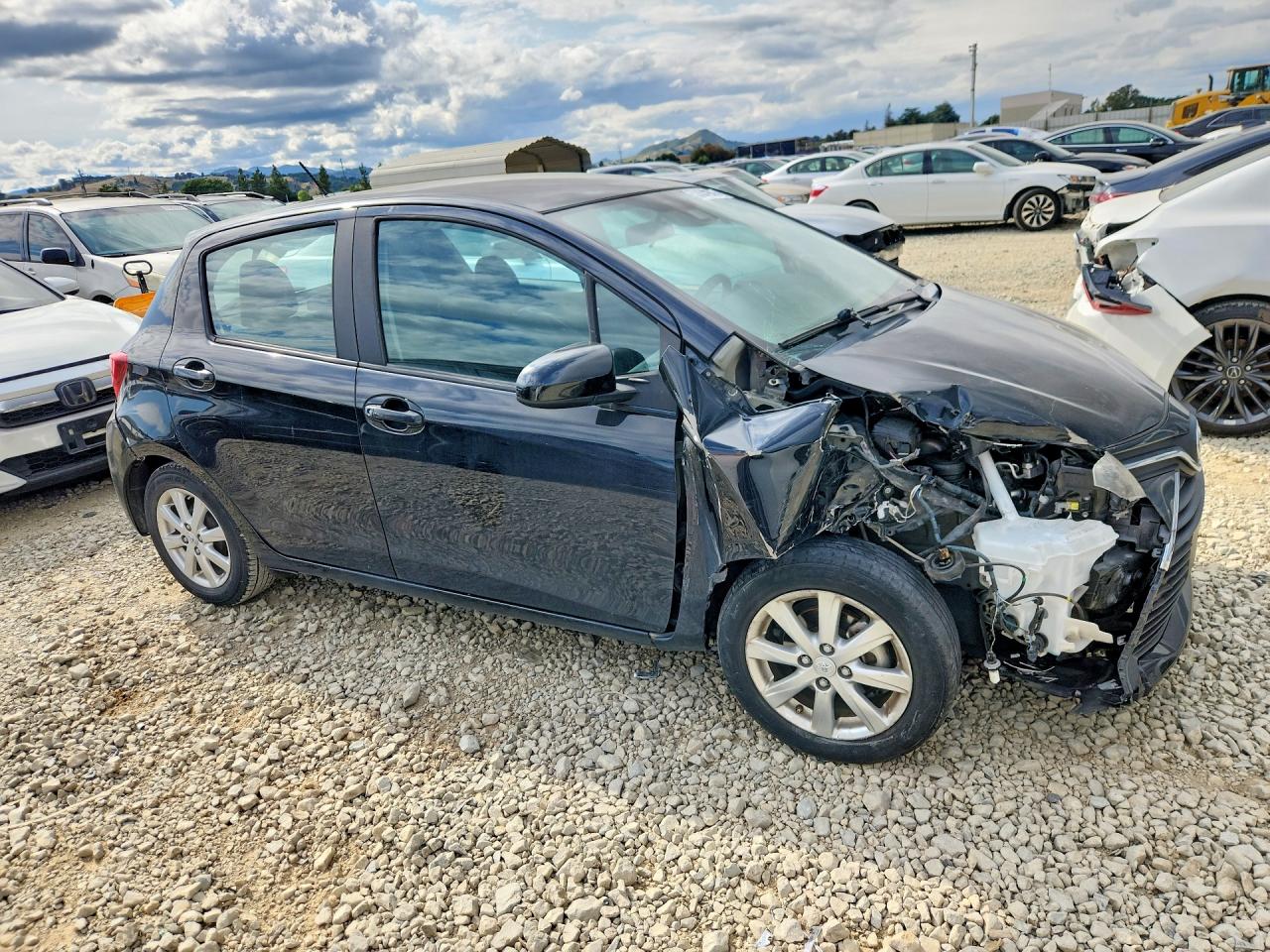 TOYOTA YARIS 2017 — 4