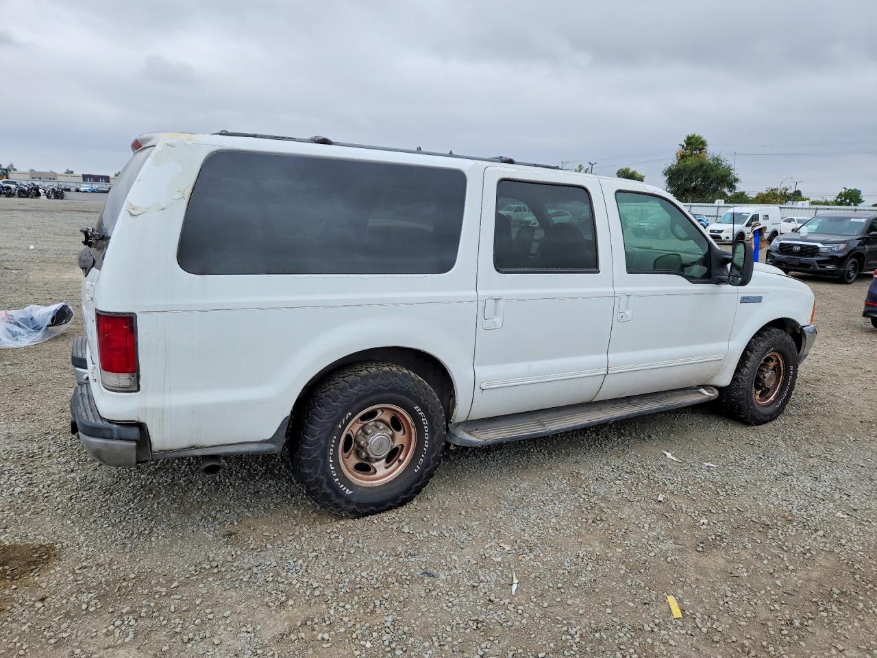 FORD EXCURSION 2003 — 3