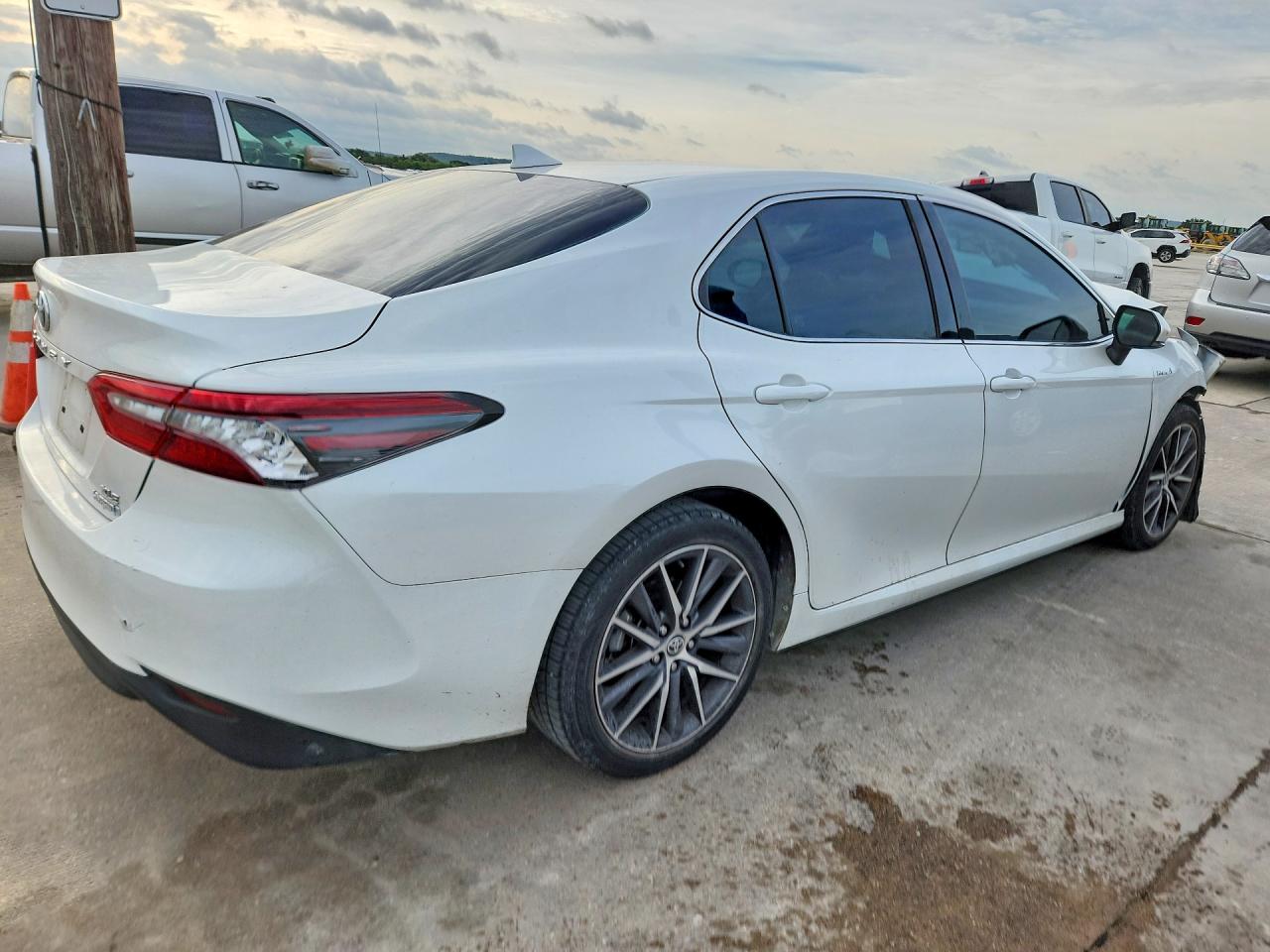 TOYOTA CAMRY 2021 — 3