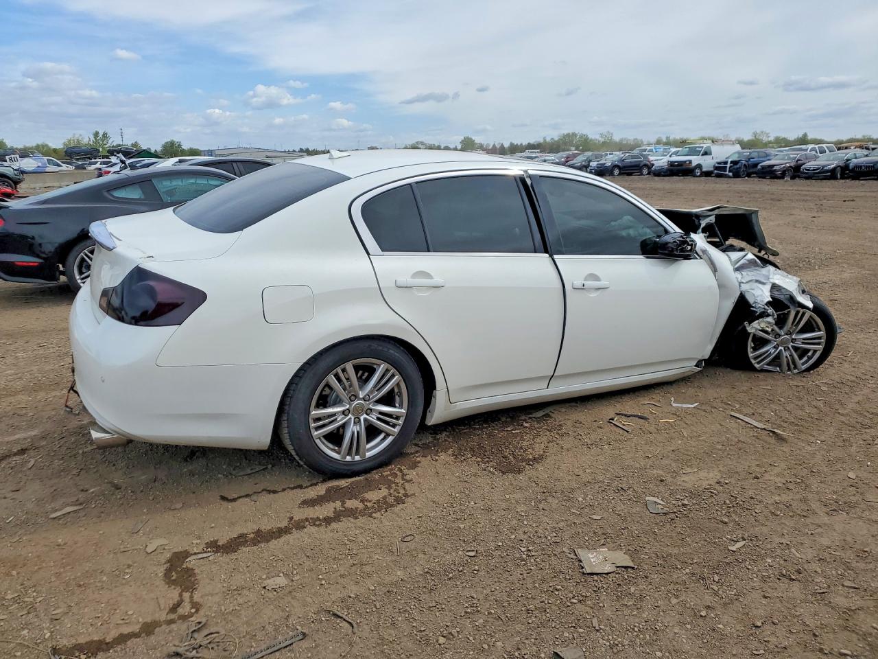 INFINITI G37 SEDAN 2013 — 3