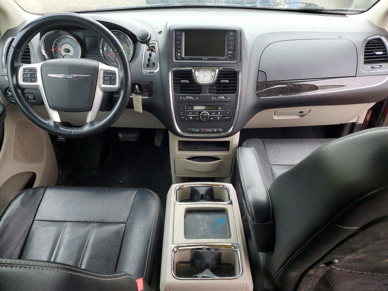 CHRYSLER TOWN & COUNTRY 2015 — 8