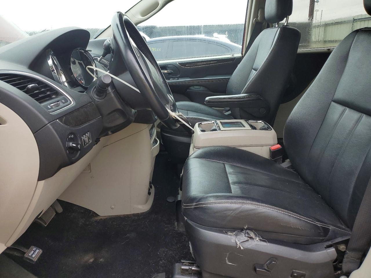 CHRYSLER TOWN & COUNTRY 2015 — 7