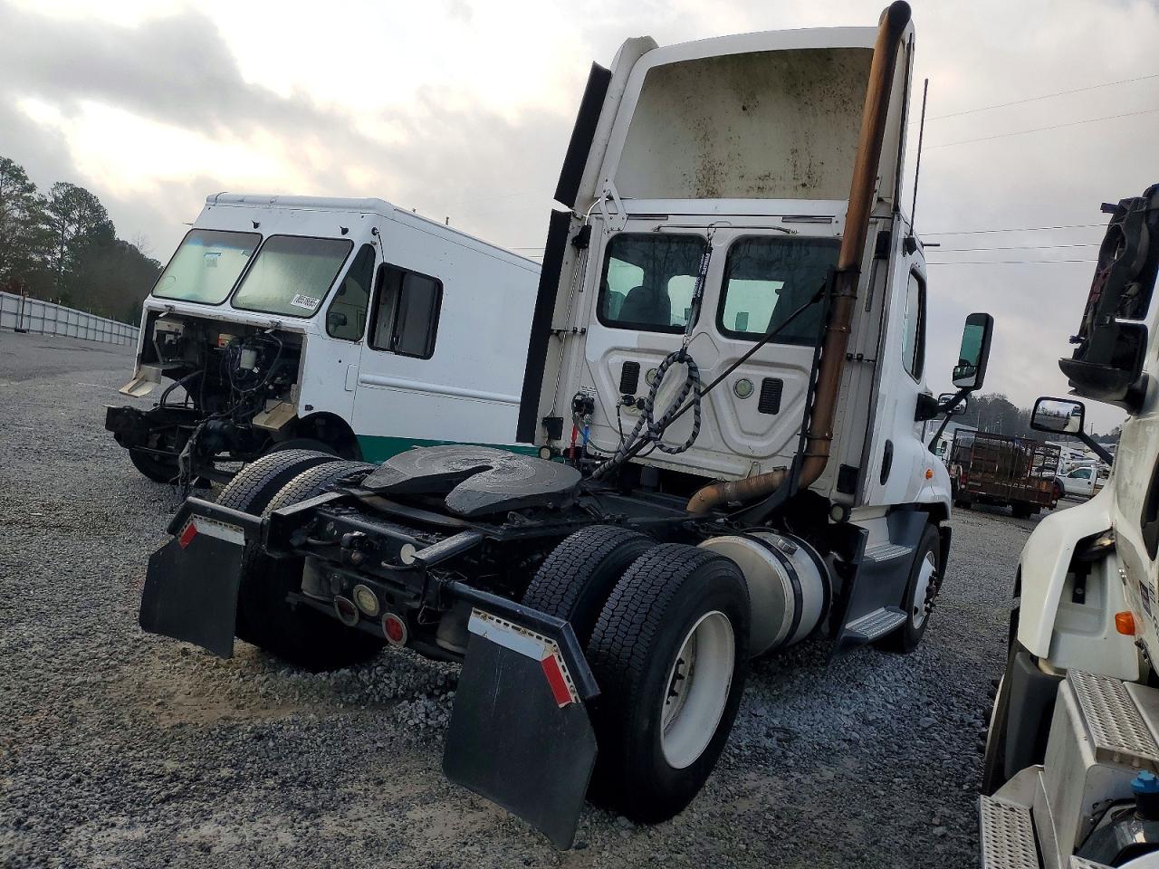 2016 FREIGHTLINER CASCADIA 1