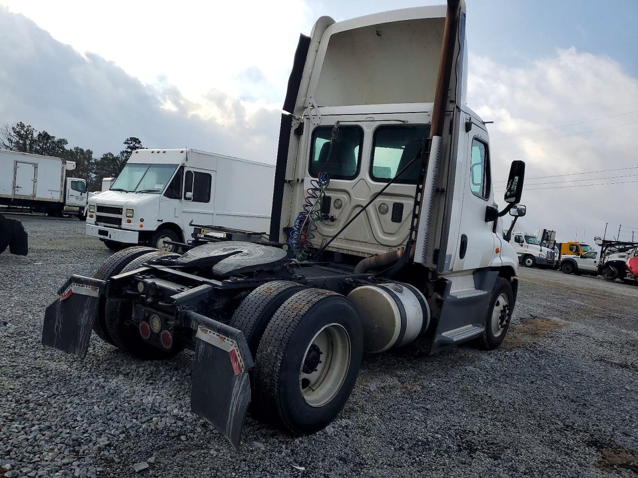 2016 FREIGHTLINER CASCADIA 1