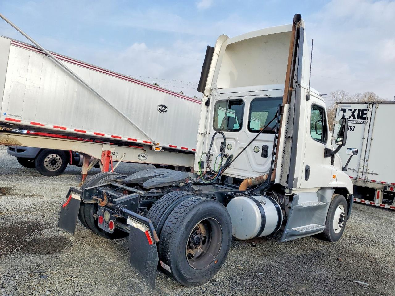 2016 FREIGHTLINER CASCADIA 1