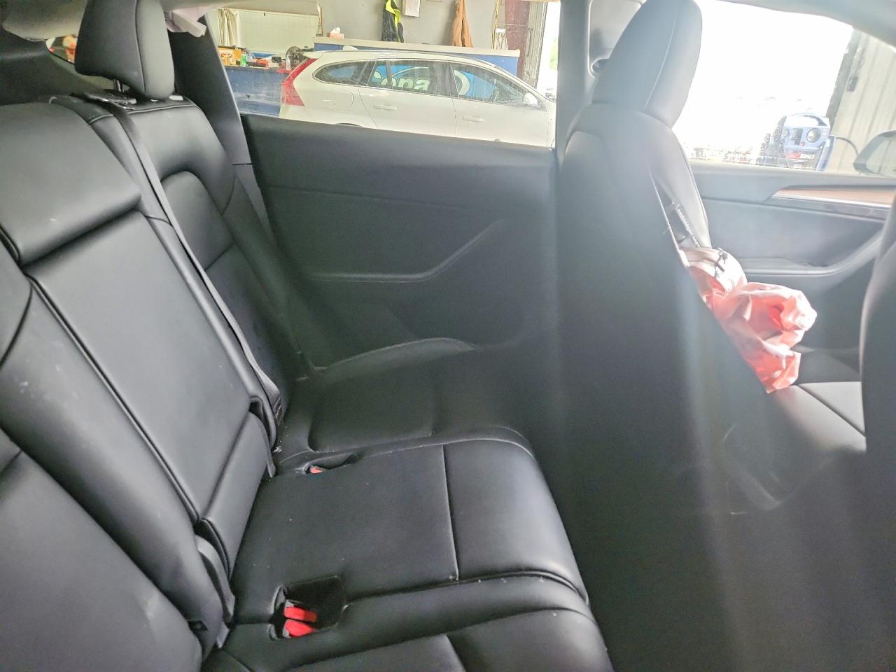 Tesla Model Y 2025 — 12