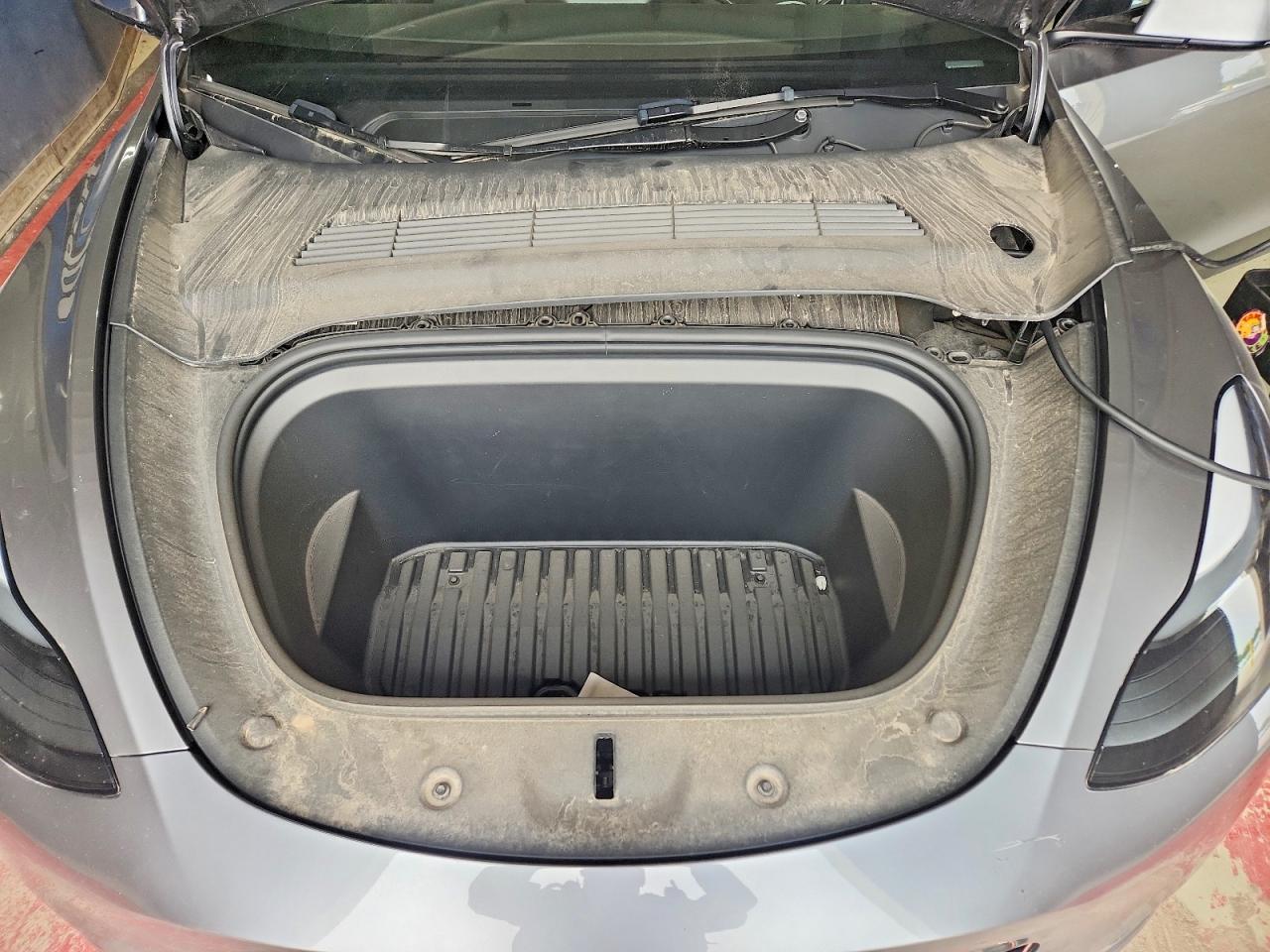 Tesla Model Y 2025 — 13