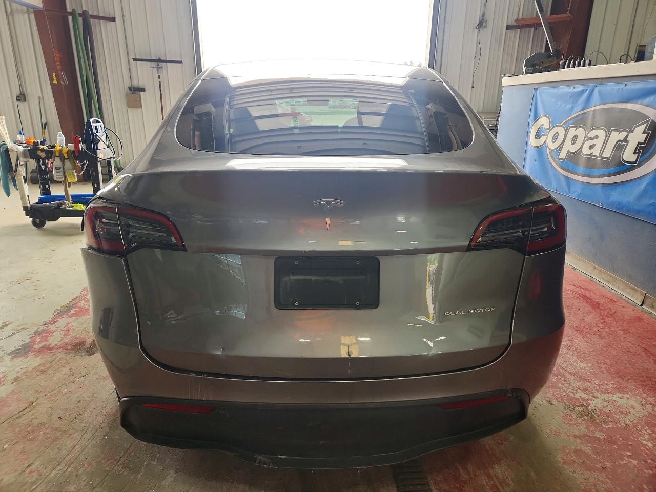 Tesla Model Y 2025 — 7