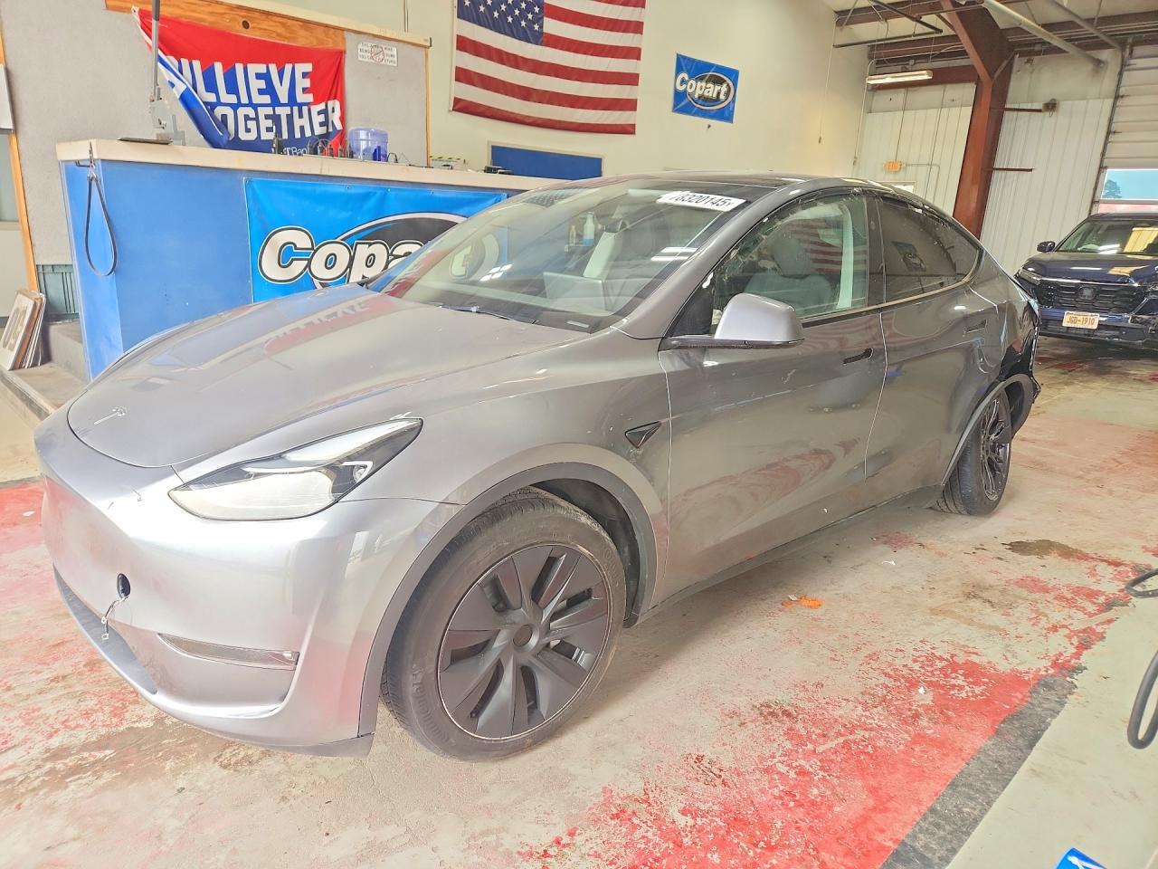 Tesla Model Y 2025 — 2