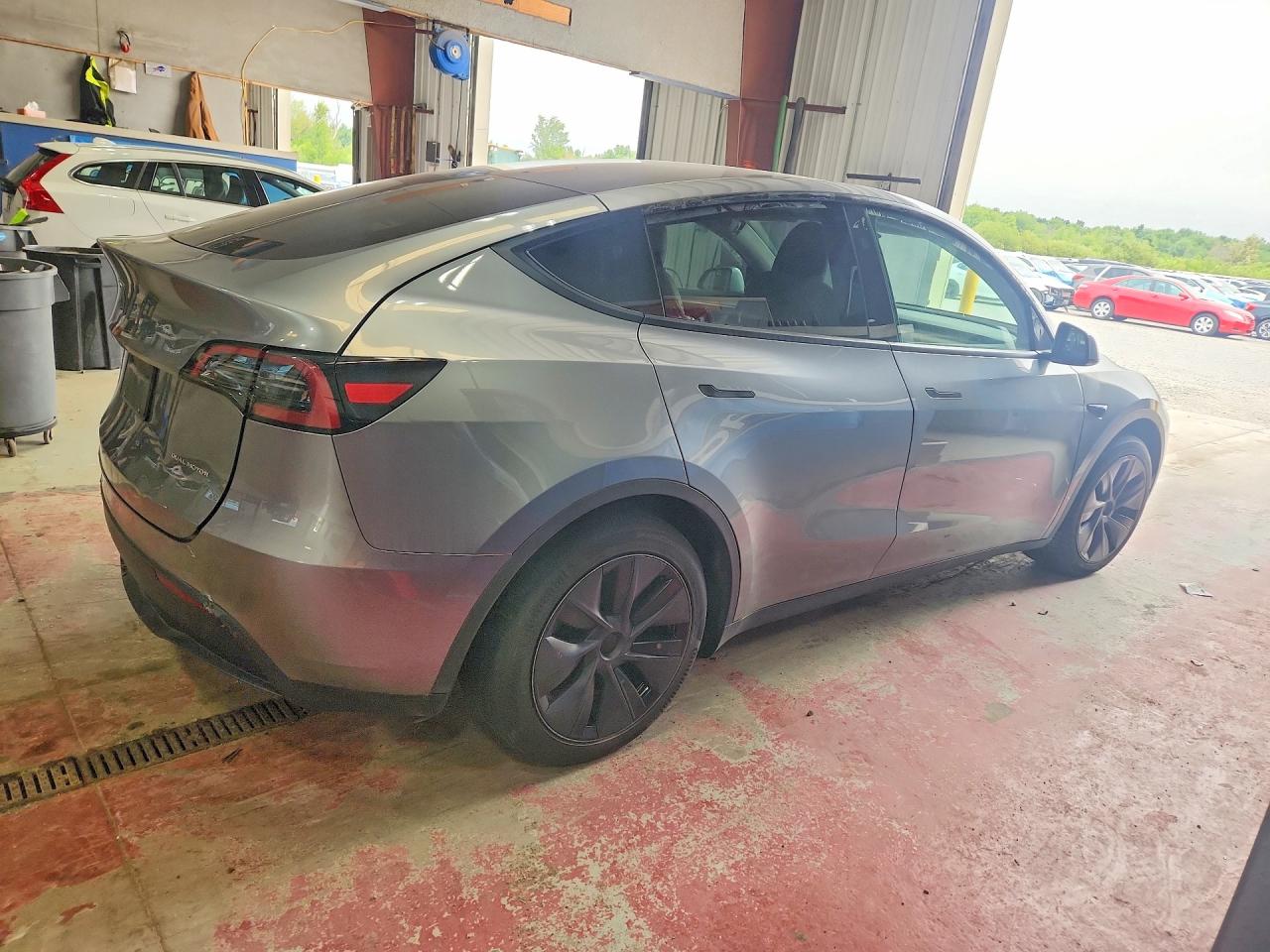 Tesla Model Y 2025 — 4