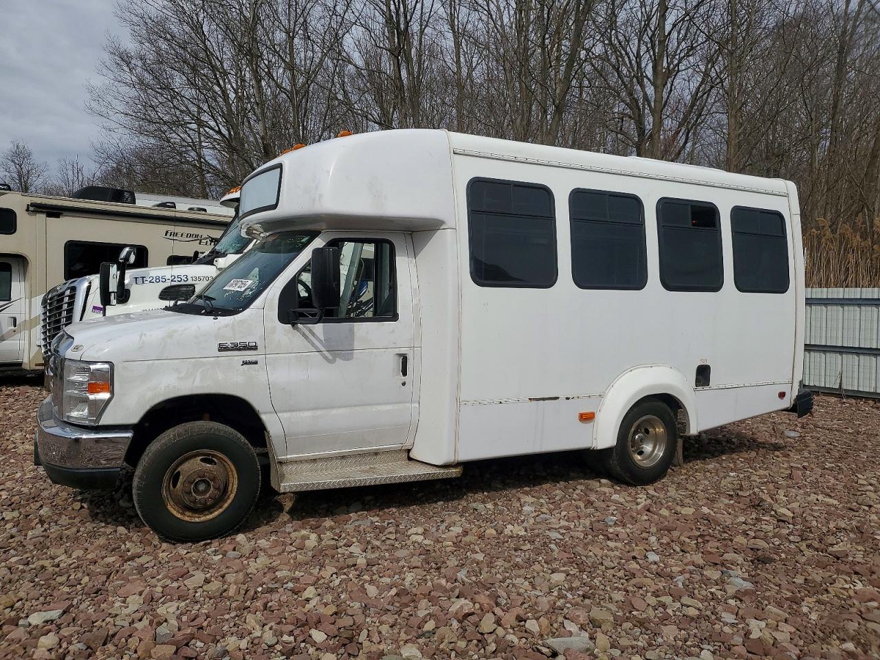 Ford Econoline 2018 — 10