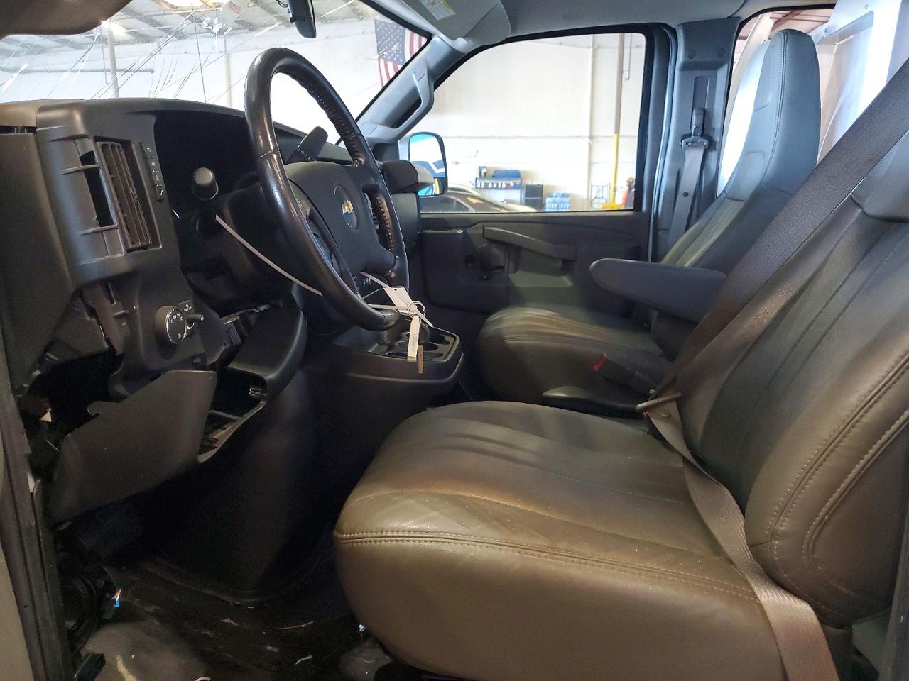 Chev Express G2500 2023 — 8