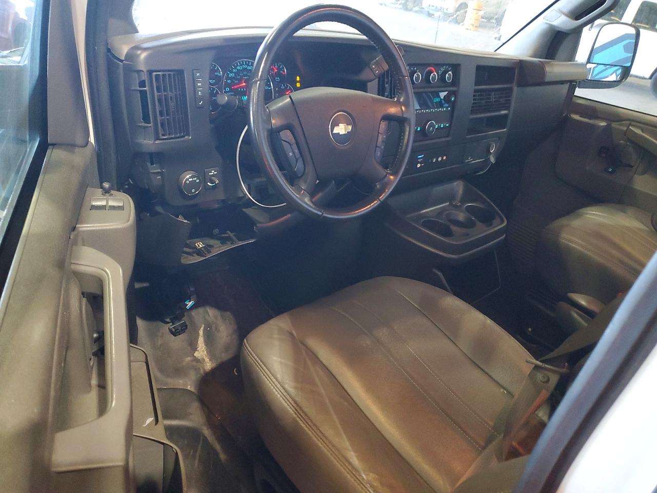 Chev Express G2500 2023 — 9