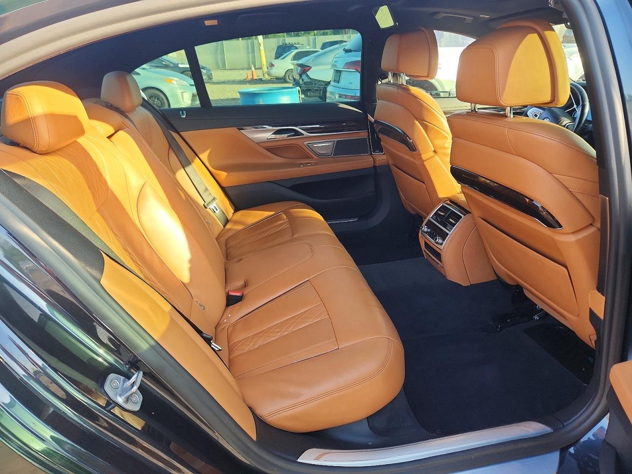 BMW 750 2018 — 11