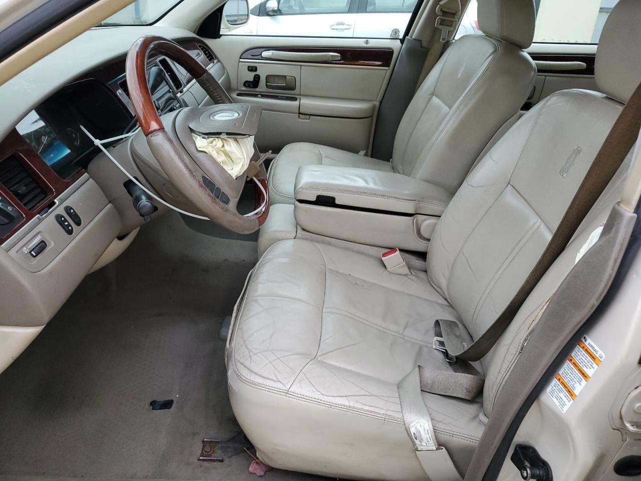 Lincoln Town Car 2003 — 8