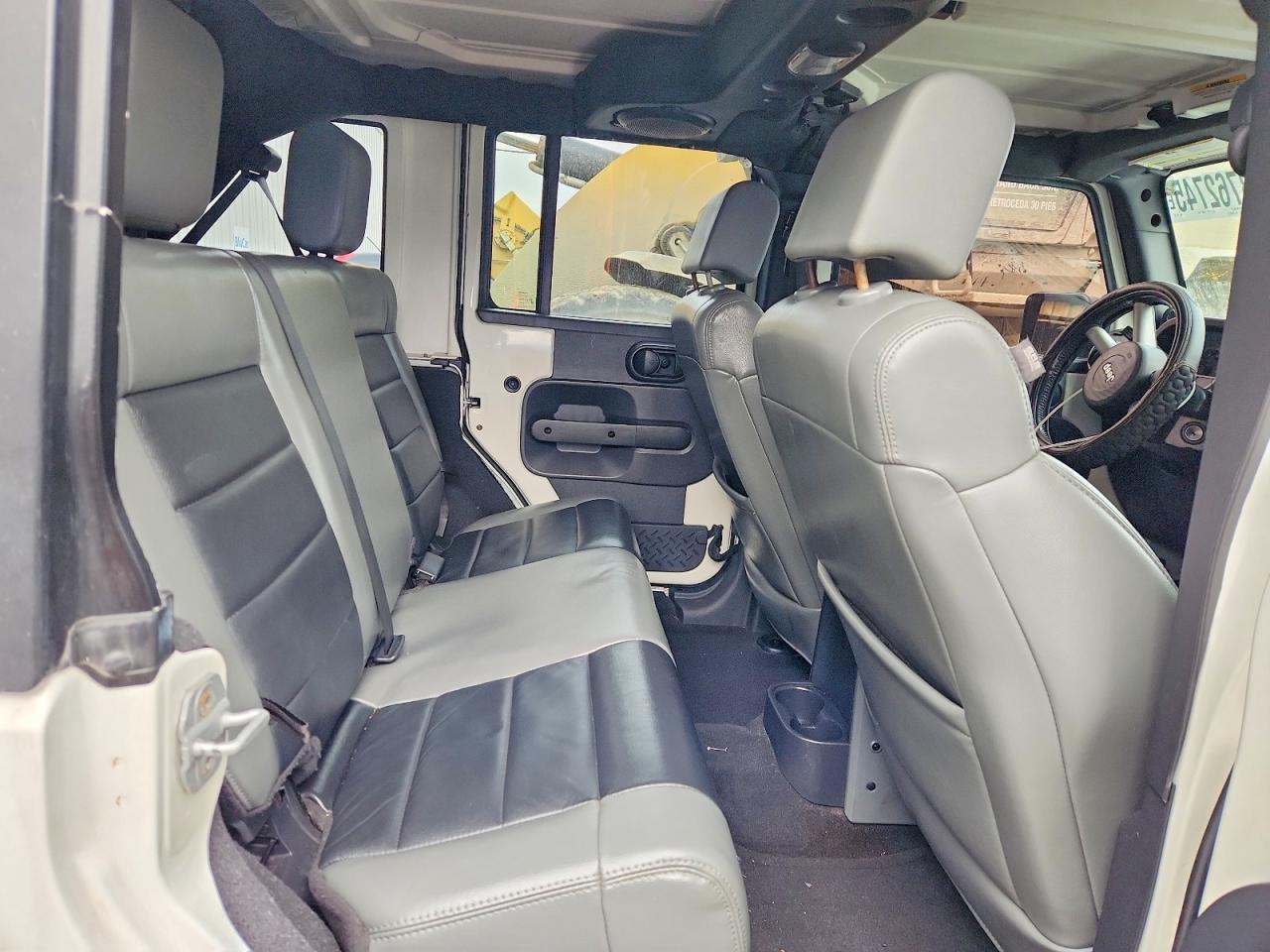 Jeep Wrangler Unlimited 2010 — 11
