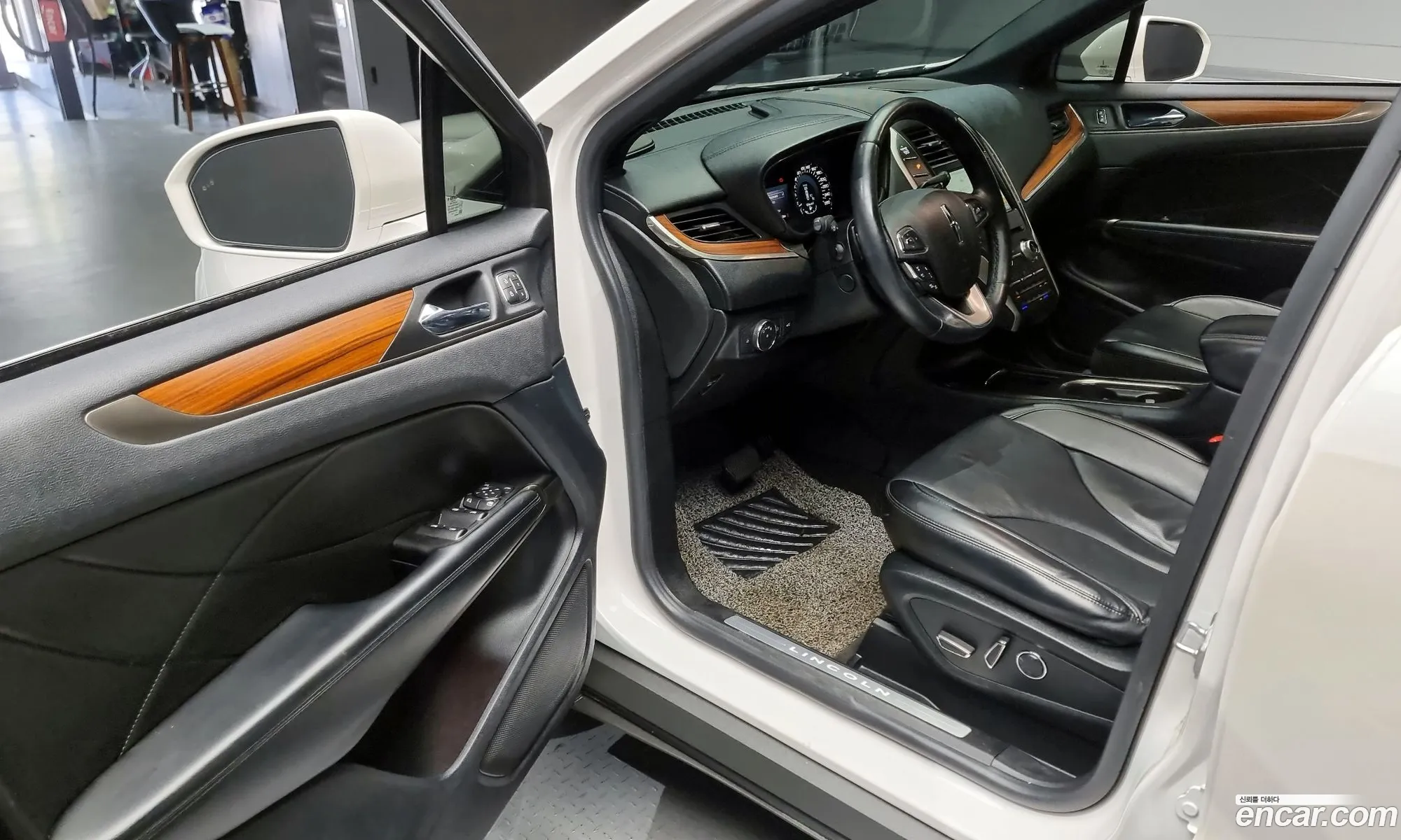 Lincoln MKC 2018 5LMCJ3D91KUL07234 — 19