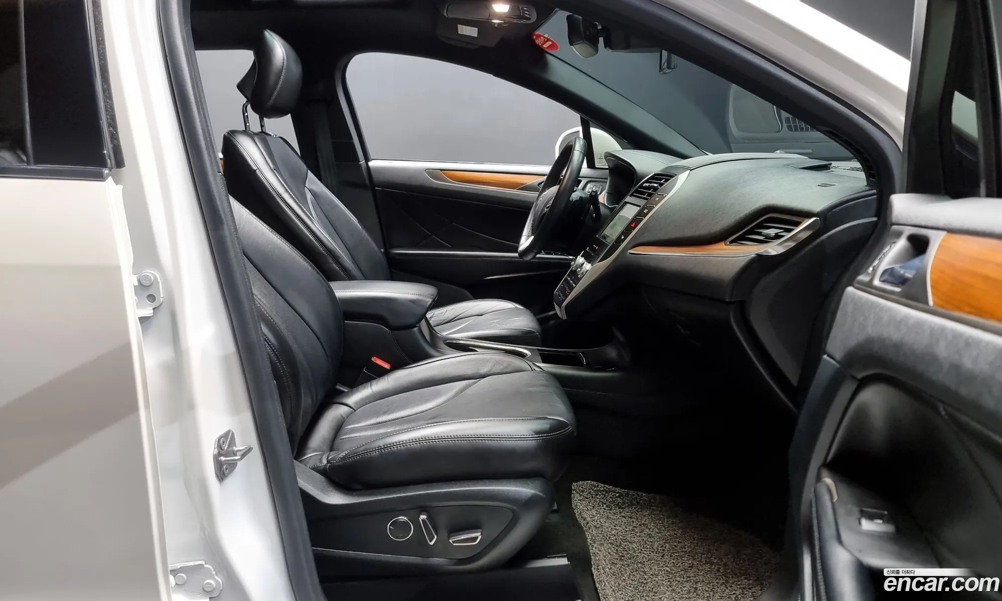 Lincoln MKC 2018 5LMCJ3D91KUL07234 — 9