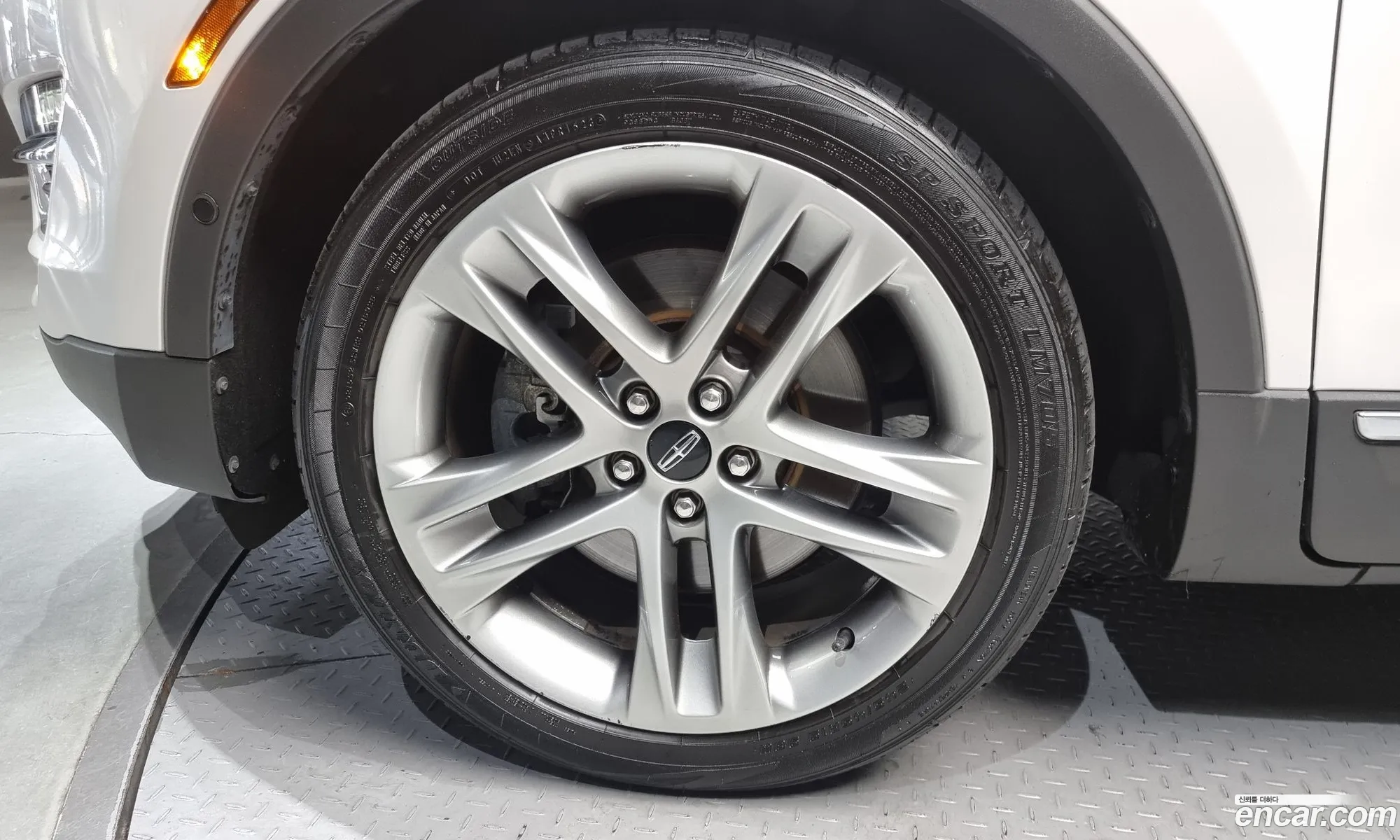 Lincoln MKC 2018 5LMCJ3D91KUL07234 — 3