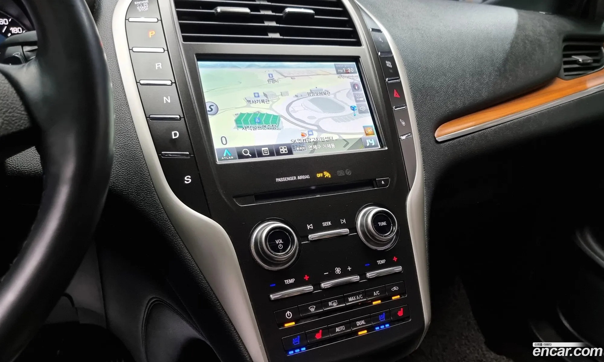 Lincoln MKC 2018 5LMCJ3D91KUL07234 — 11
