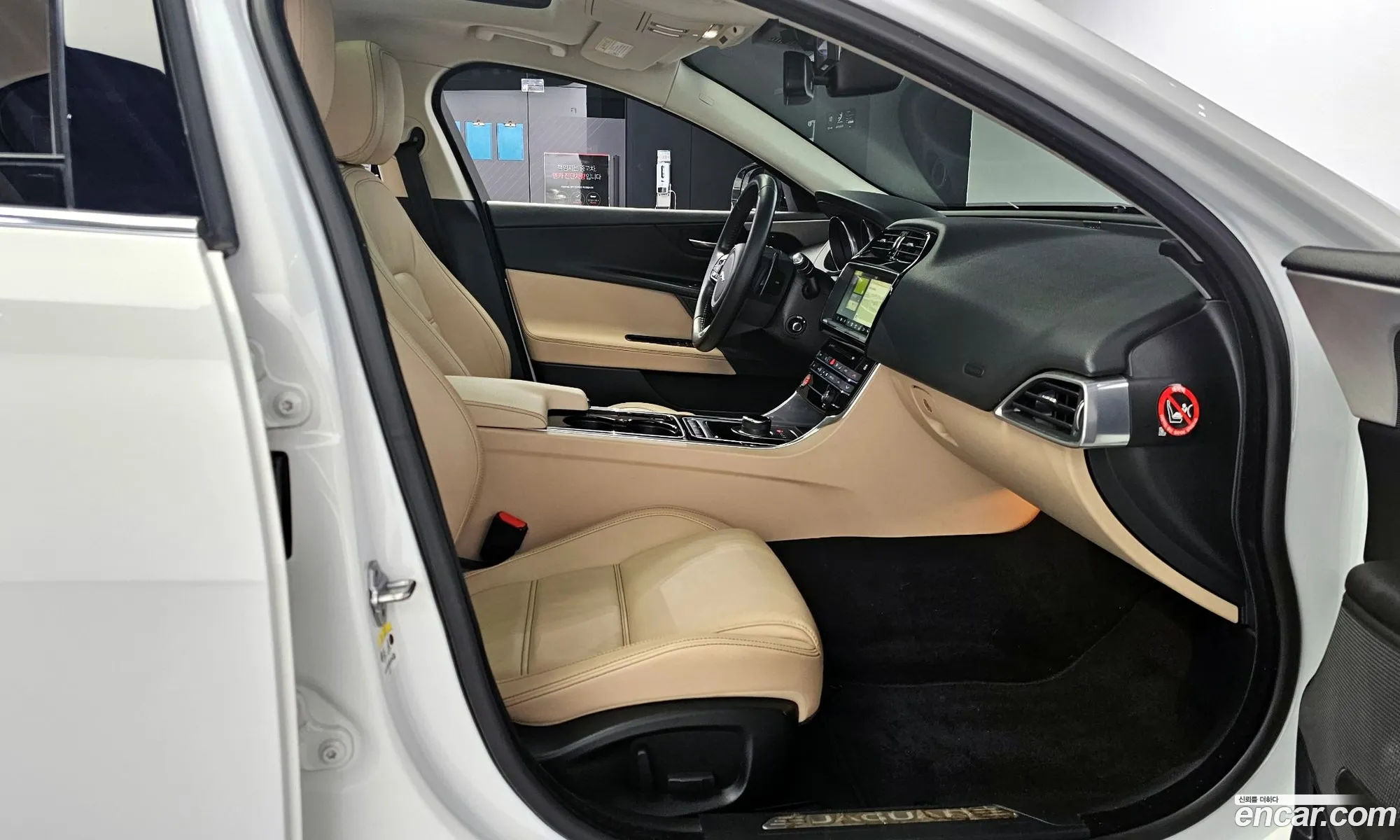 Jaguar XE 2017 SAJAB4BN5HA944690 — 16