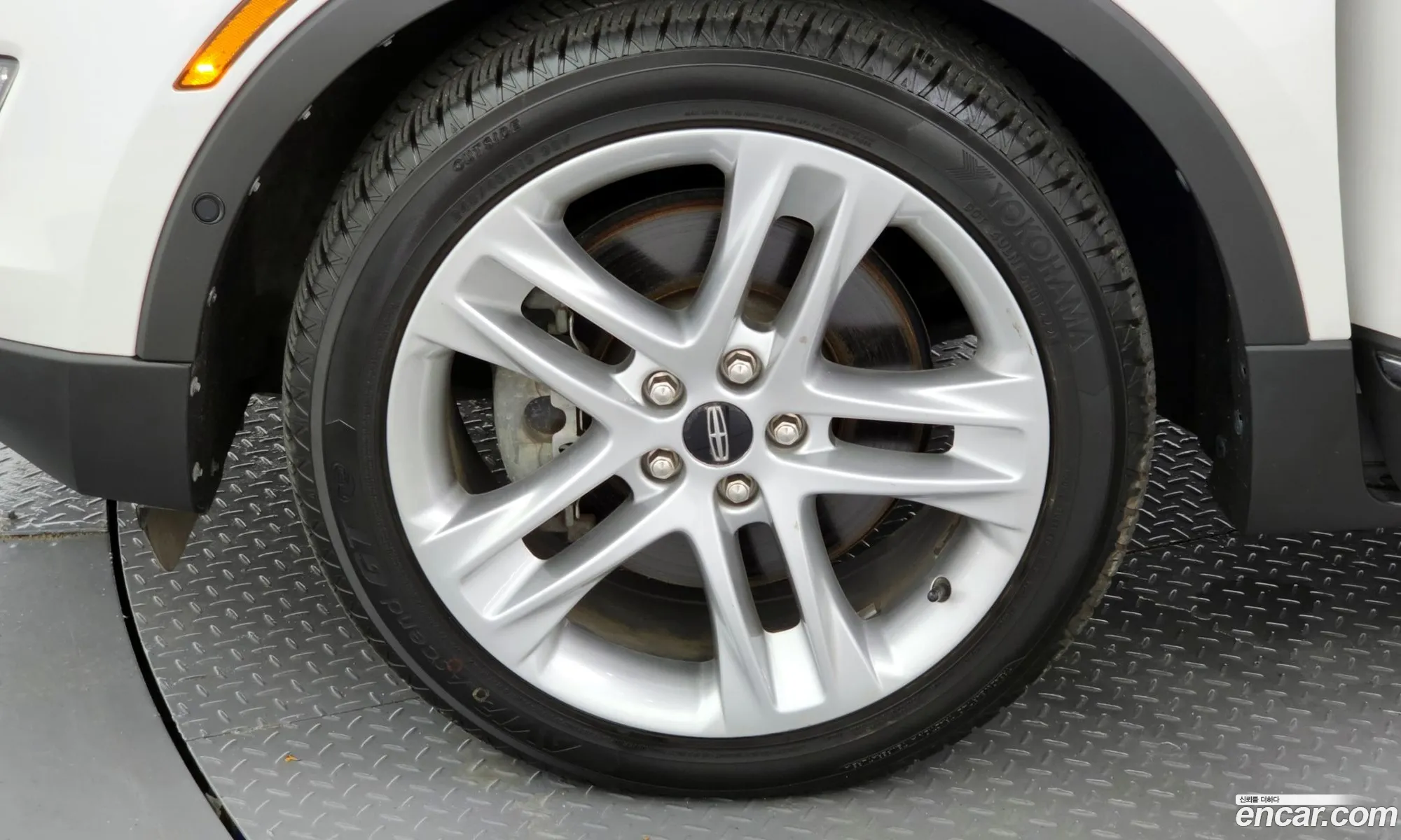 Lincoln MKC 2019 5LMCJ3D94KUL33486 — 19