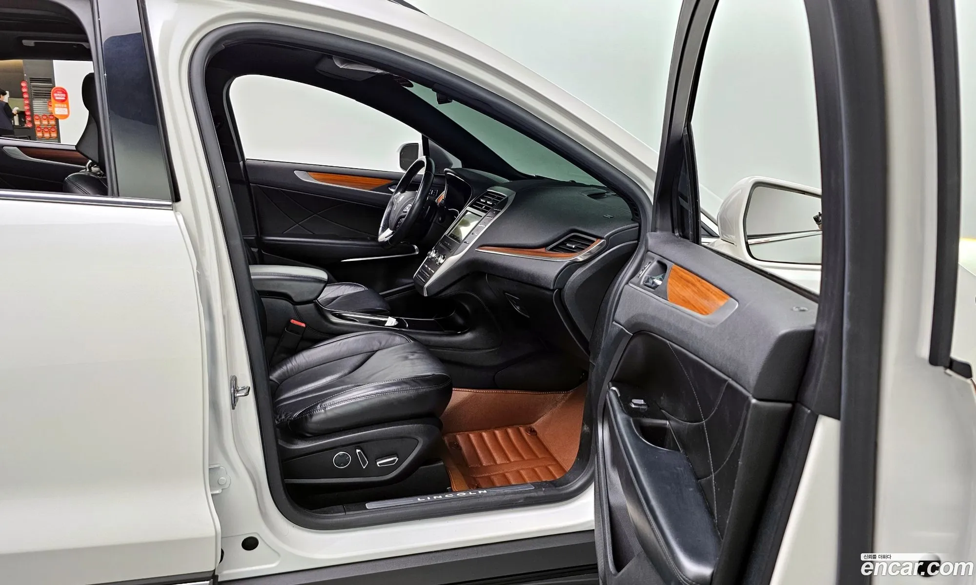 Lincoln MKC 2019 5LMCJ3D94KUL33486 — 2