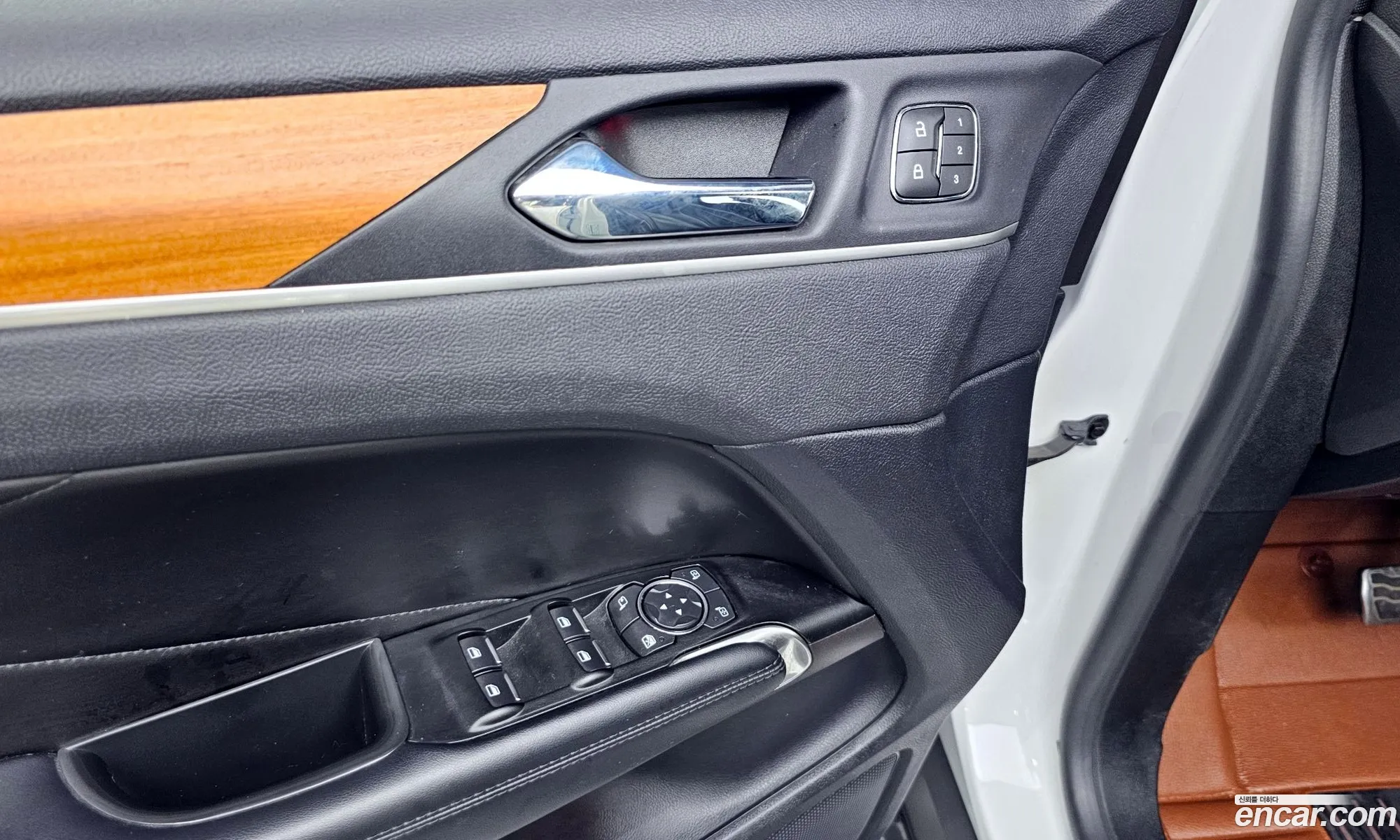Lincoln MKC 2019 5LMCJ3D94KUL33486 — 16