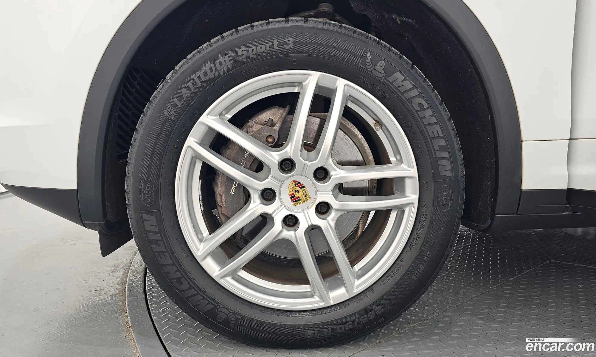 Porsche Cayenne 2015 WP1AF2925FLA32337 — 2