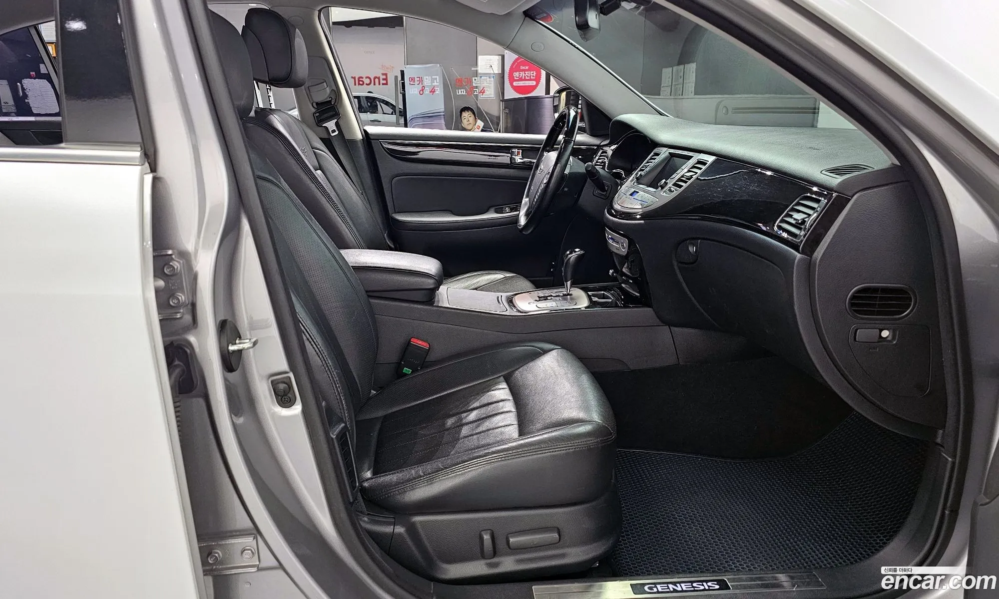 Hyundai Genesis 2011 — 17
