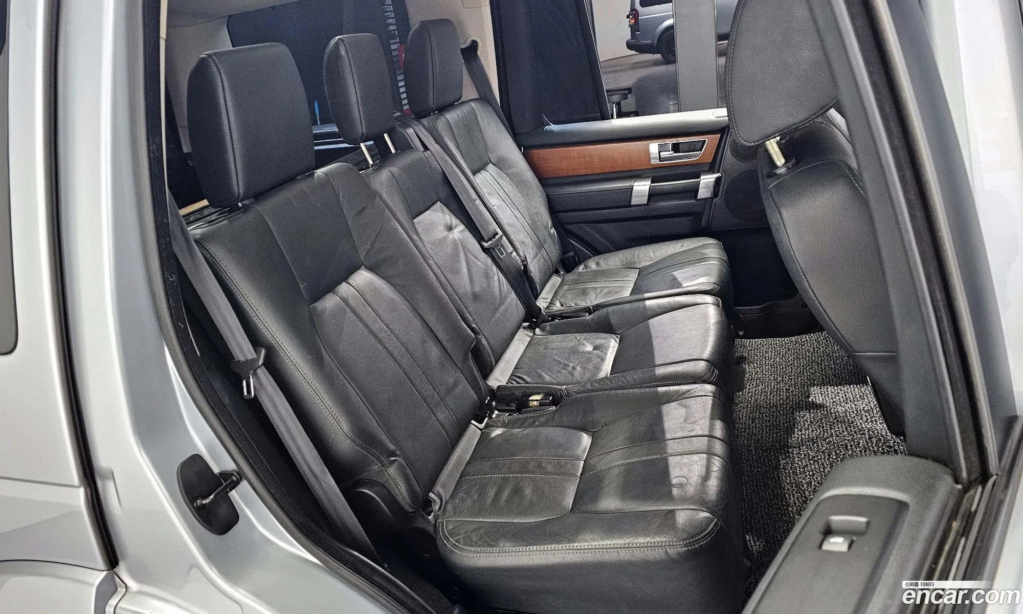 Land Rover Discovery 4 2010 SALLAAA1000000000 — 17